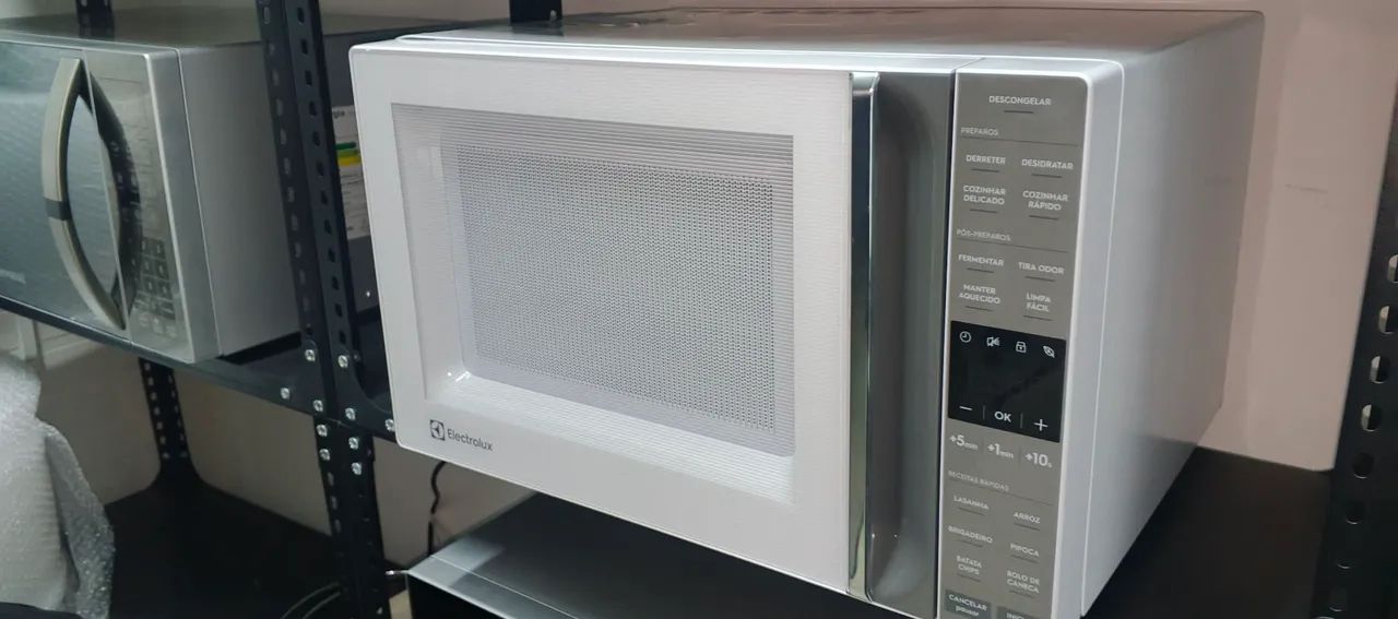 Microondas Eletrolux Branco 36L 220V novo - Foto 3