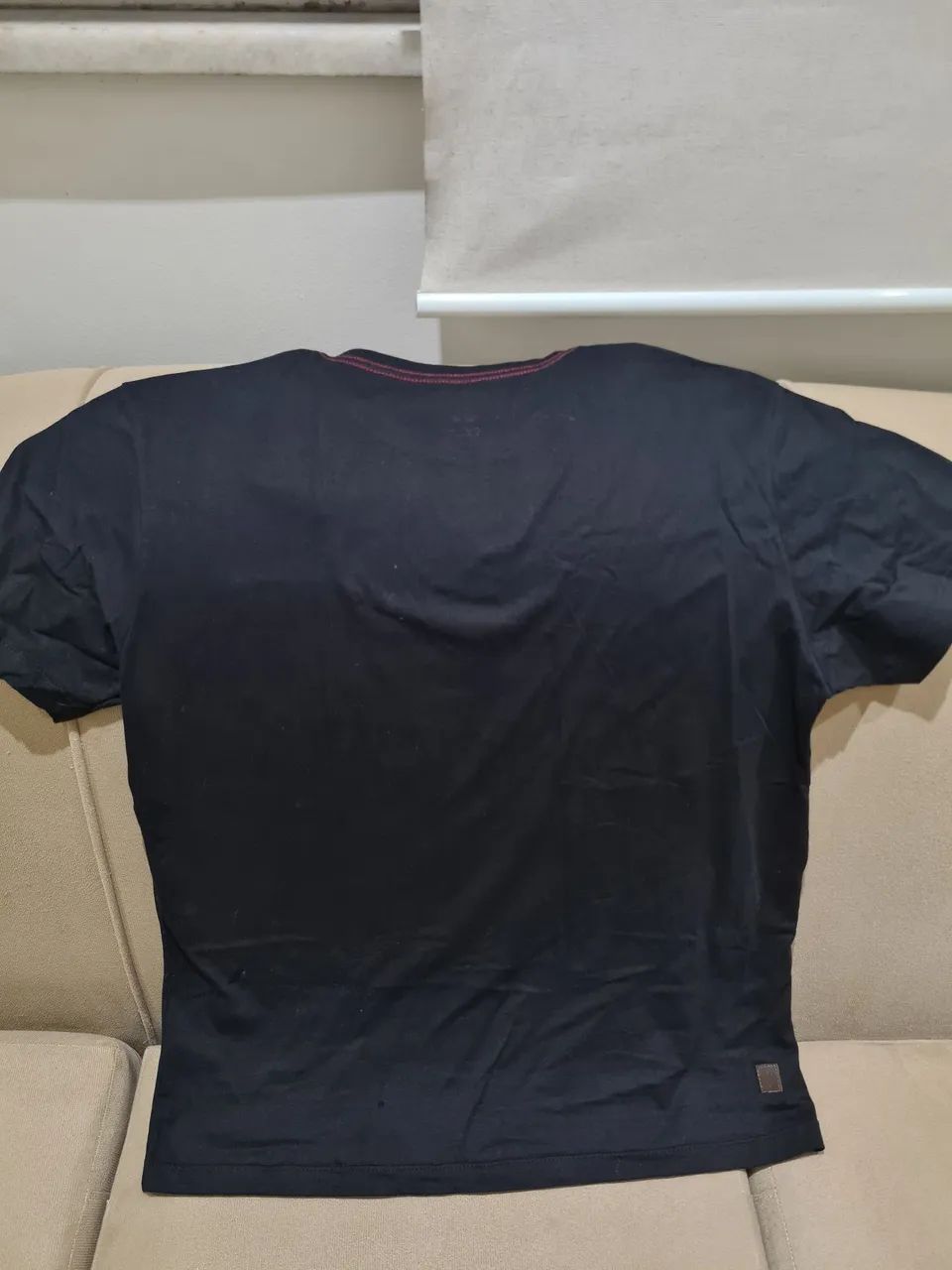 Camiseta Preta com detalhe em Pesponto e Bolso - Nova - Limits - Foto 2