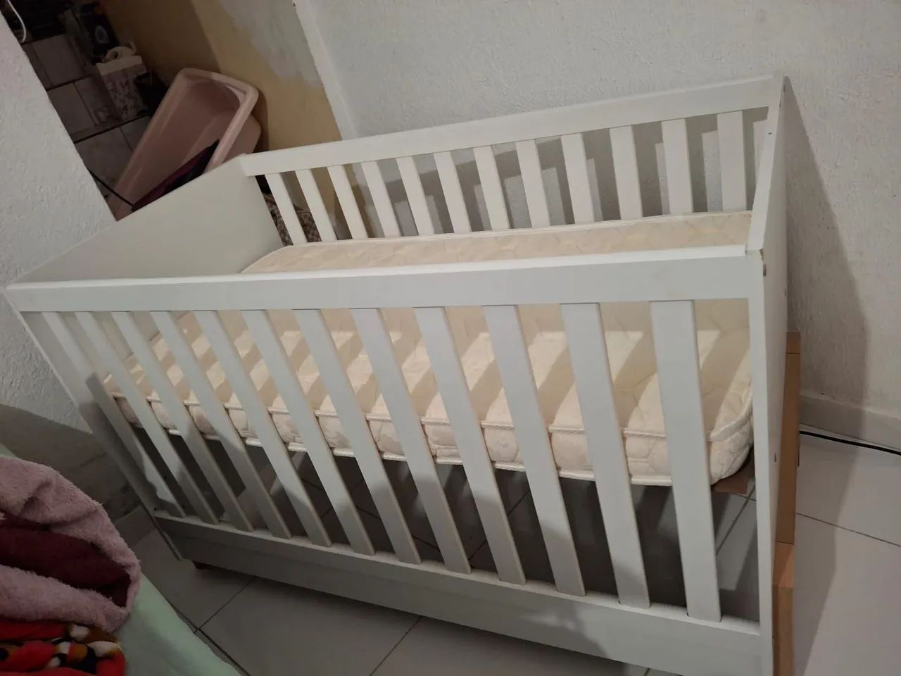 Berço que vira cama e colchão 
