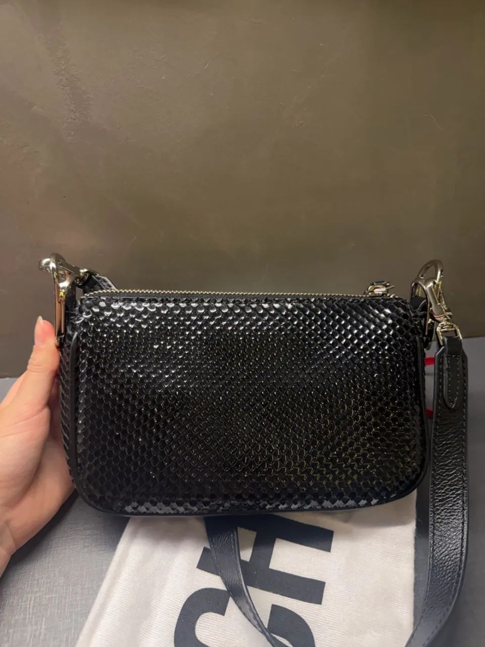 Bolsa tiracolo Emmy Snake preta - Foto 2