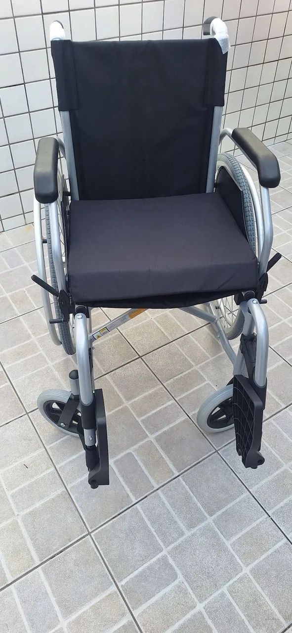 Cadeira de rodas Alumínio dobrável D600 Dellamed nunca usada - Foto 3