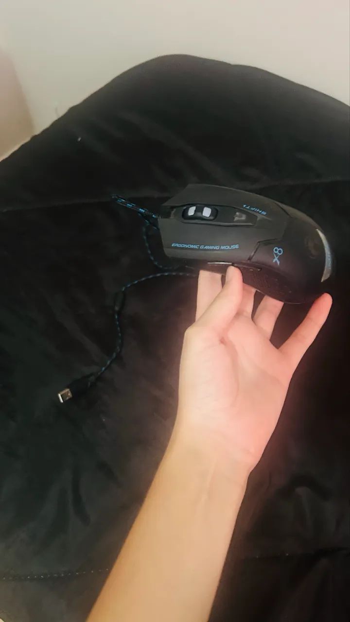 Mause gamer com fio e iluminação RGB,funcionando perfeitamente sem danos ou problemas 