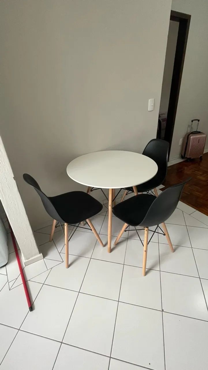 Vende-se Mesa com 4 cadeiras 