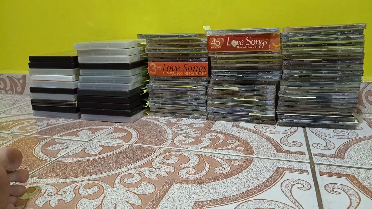 CDs e DVDs à venda diversos 