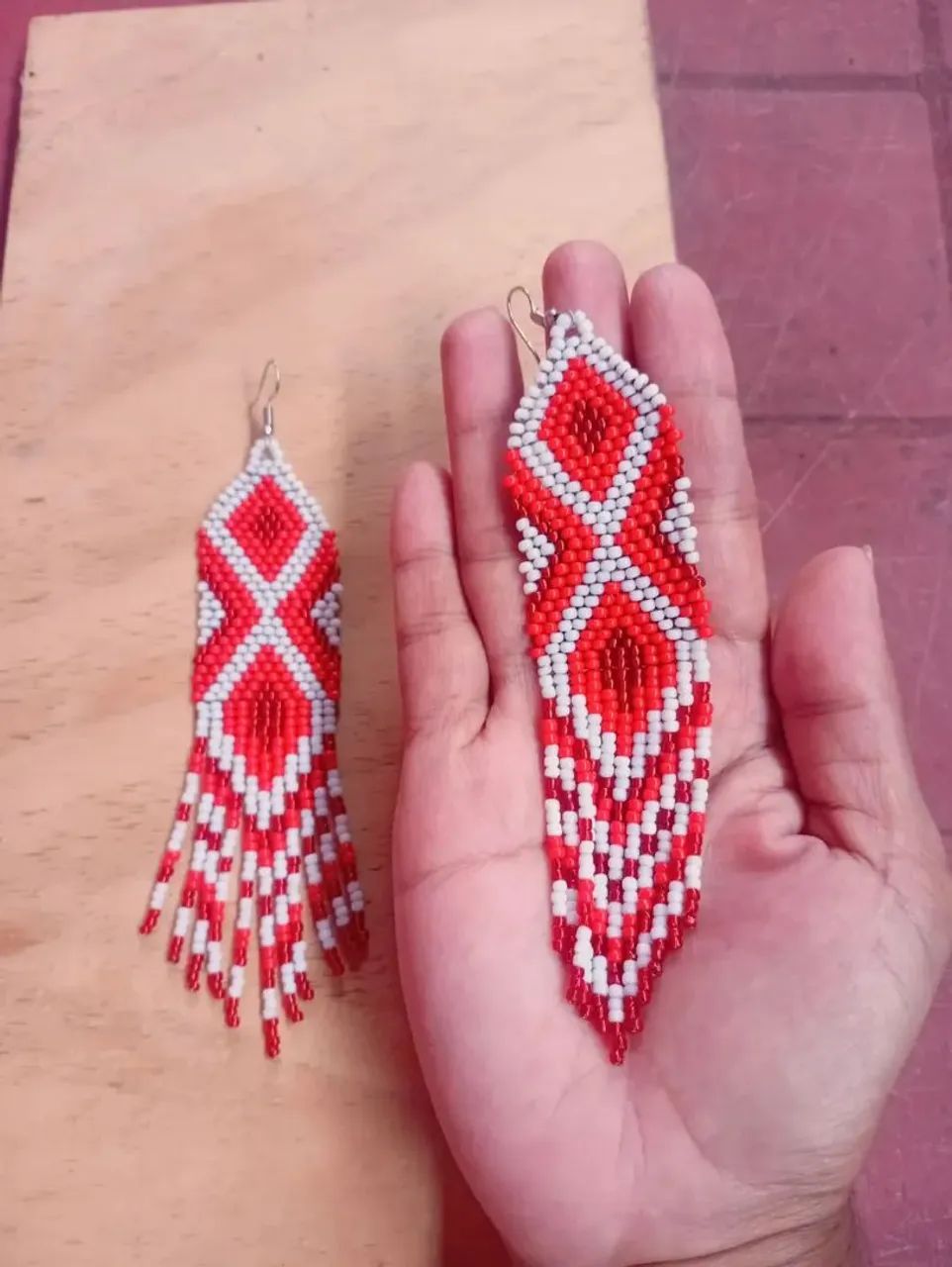 Brincos de miçangas vermelho e branco