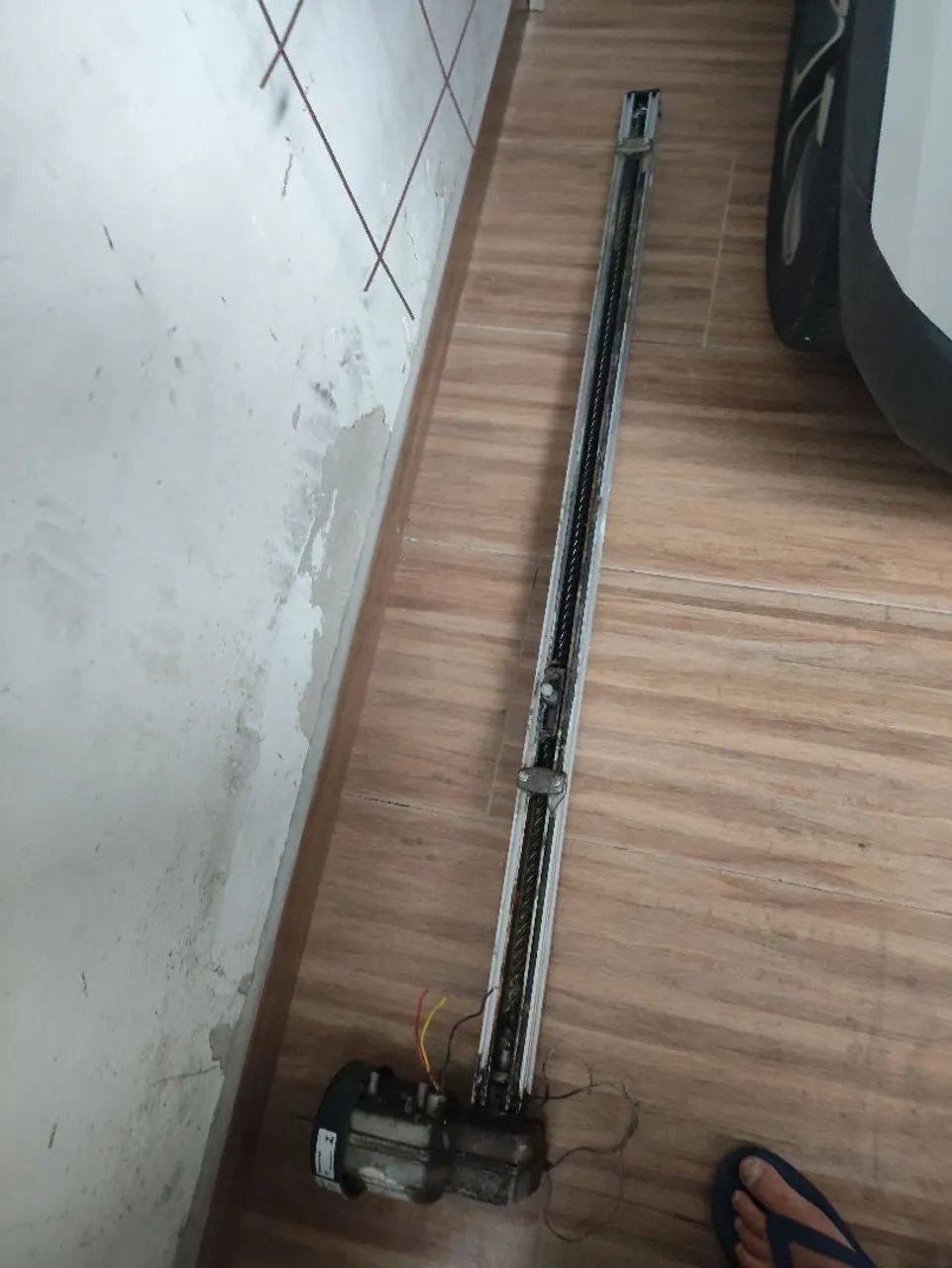 Motor de portão basculante com o braço 