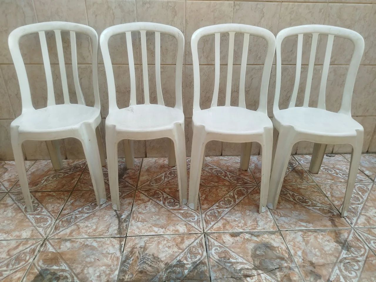 MESA E CADEIRAS DE PLÁSTICO - Foto 3