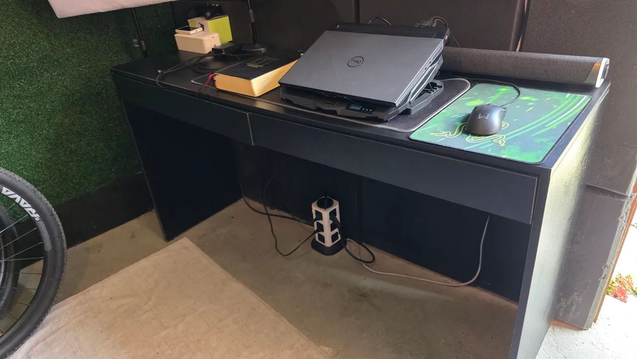 Mesa de 1,60 para computador,notbook e etc... em ótimo estado