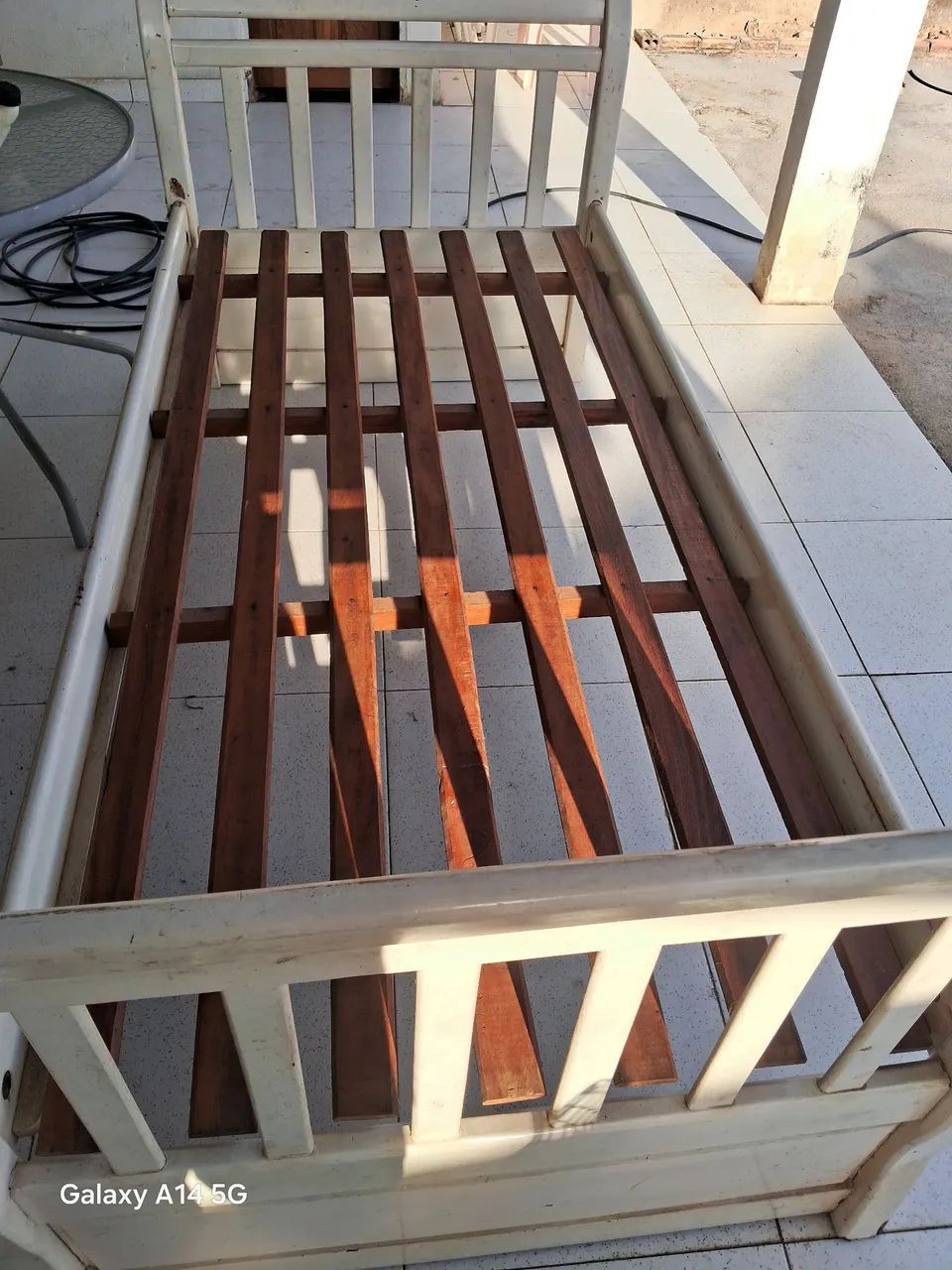 Vendo uma cama de madeira branca de solteiro  - Foto 2