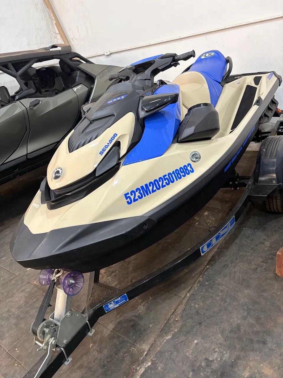 Jet Wake 2025 top