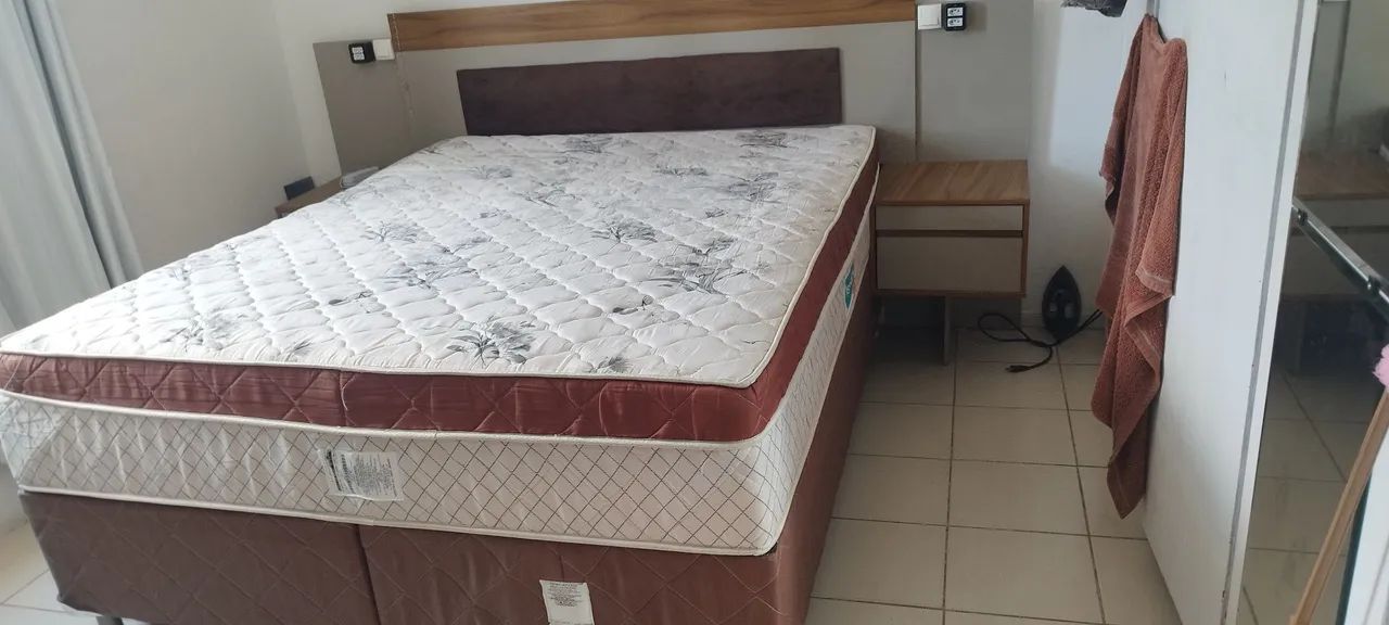 Vendo cama Queen com a cabeceira 