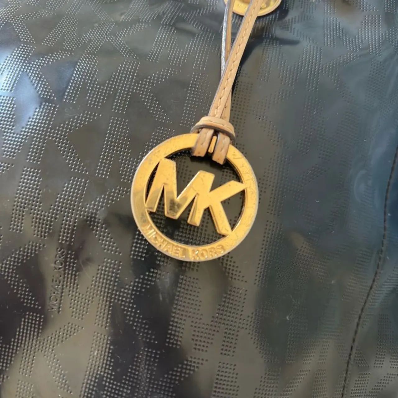 Bolsa Michael Kors preta em ótimo estado de conservação. - Foto 3
