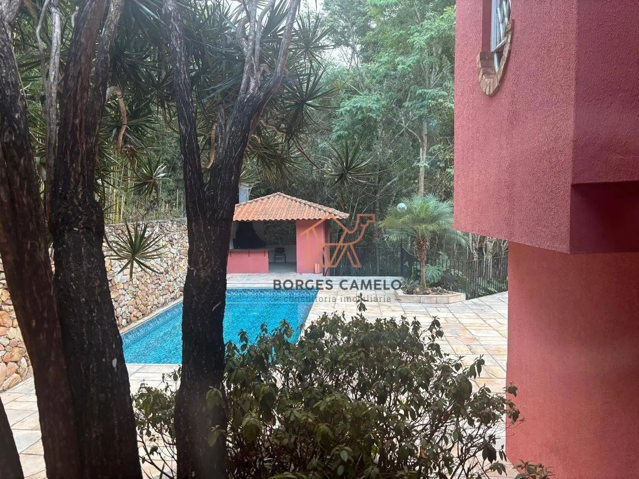 charmosa casa com amplo quintal - Foto 2