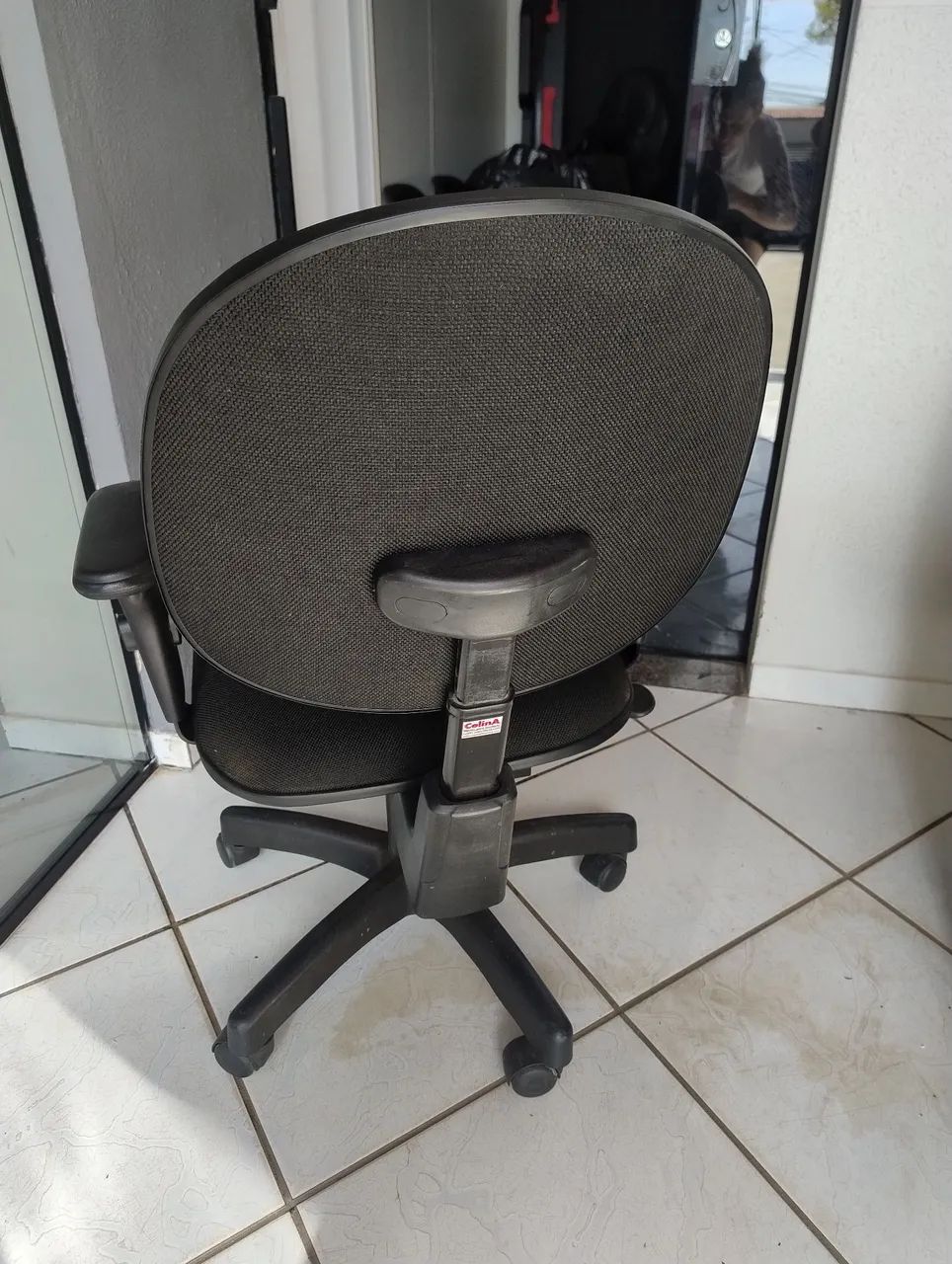 Cadeira de escritório com braço e rodas - Foto 2