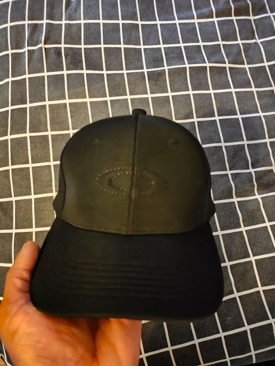 Boné Oakley elipse bark 6 panel aba curva preto.