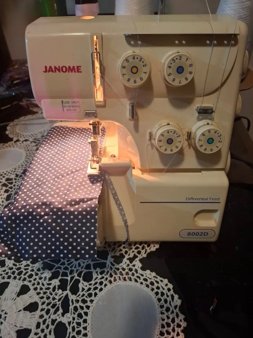 Máquina Overlock Janome 8002D - Foto 2