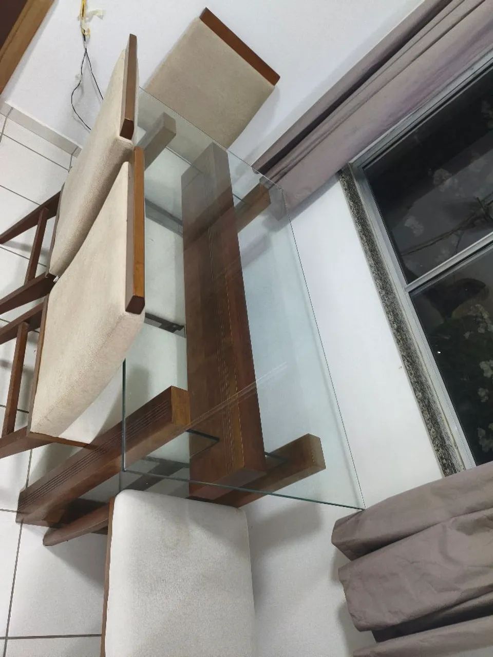 VENDE-SE MESA DE VIDRO COM QUATRO CADEIRAS - Foto 2