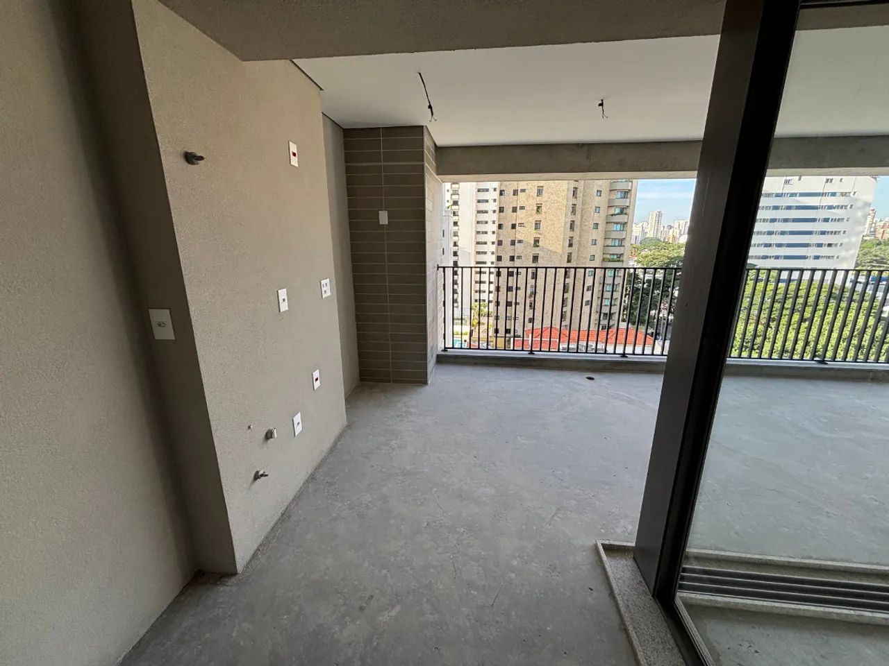 Apartamento à venda em Moema com 3 quartos, sendo 3 suítes, 2 vagas, 150m² - Foto 2