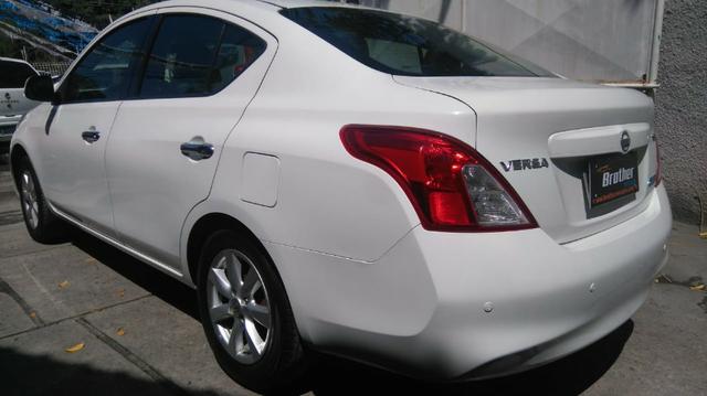 Nissan Versa SL 1.6 Manual 2014 - Foto 5