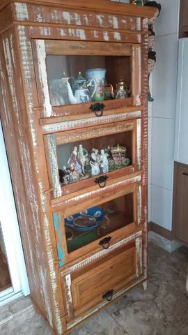 Armário Cristaleira Restos de Tinta em Peroba