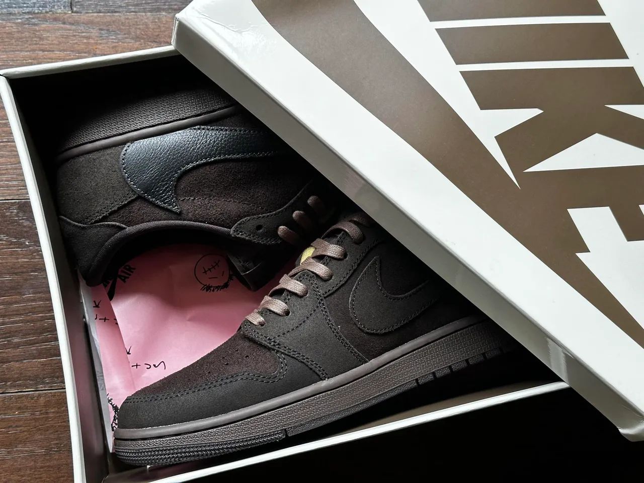Travis Scott x Air Jordan 1 'Velvet Brown' - Calçados Travis Scott x Air Jordan 1 'Velvet Brown' - Calçados
