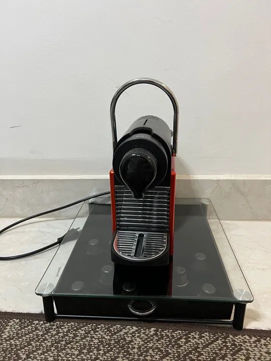 Cafeteira Nespresso Modelo C60 127V 1350W vermelha com suporte para capsulas  - Foto 3
