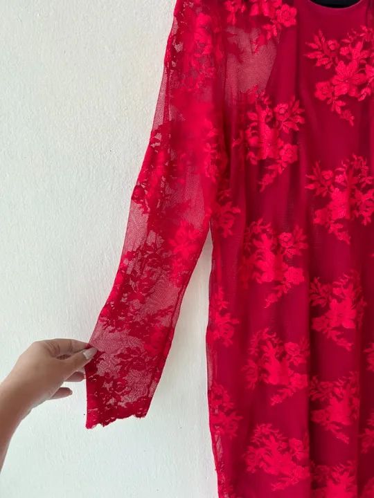 Vestido de renda, com forro, na cor vermelha, artesanal. tamanho 42. - Foto 4