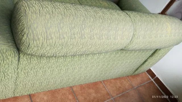  Sofá na cor verde ,de  2  e 3  lugares, bem conservado e com estrutura maciça. - Foto 5