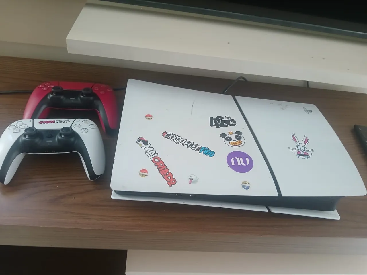 PlayStation 5 com Adesivos e Controles