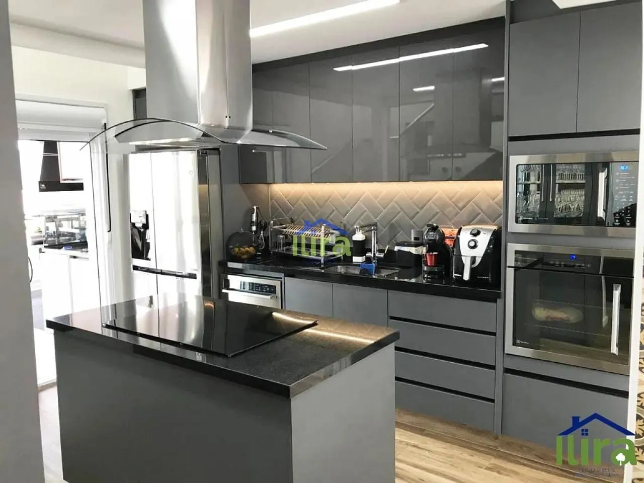 Cobertura Duplex toda planejada com 125 m2, possui 2 dormitórios sendo 2 Suites e 4 Vagas 