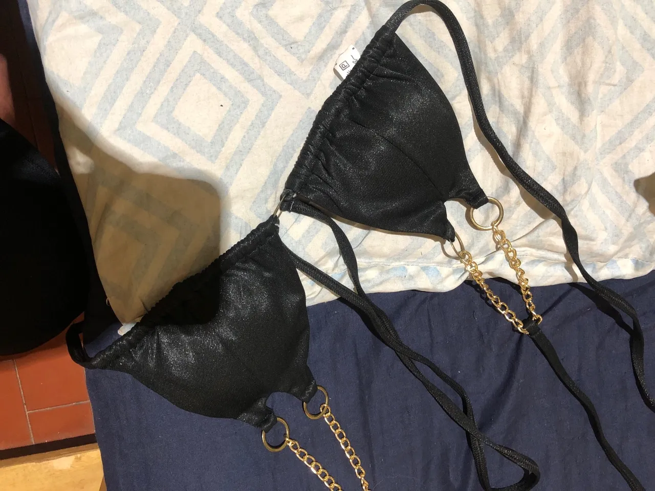 Top de Biquíni Preto com Corrente Dourada