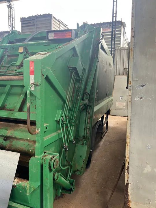 Compactador Coleta de Lixo - mecânica perfeita. Precisa de pintura  - Foto 3