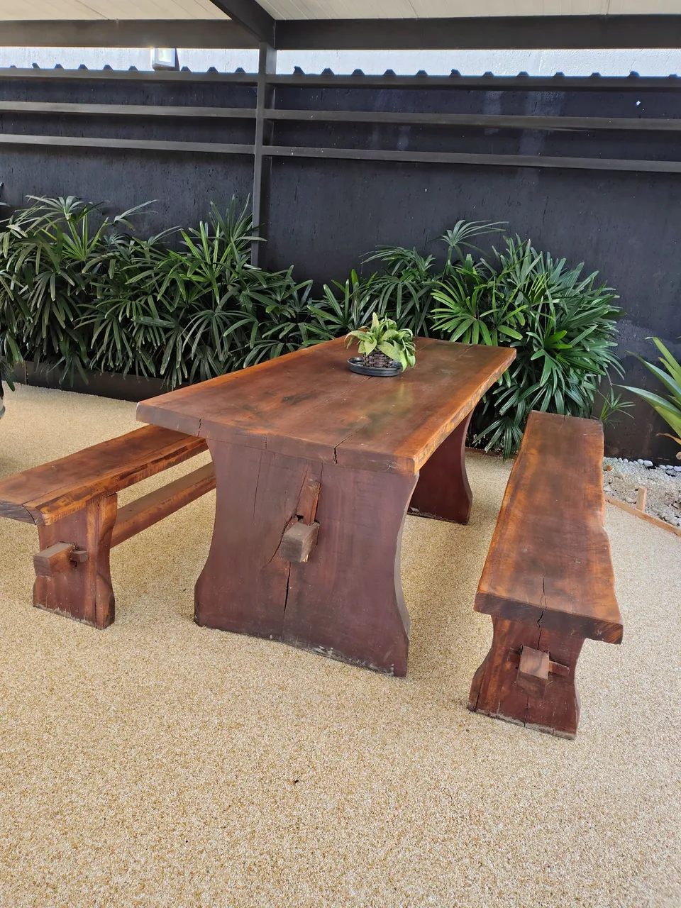 Conjunto de Mesa e Bancos Rústicos de Madeira
