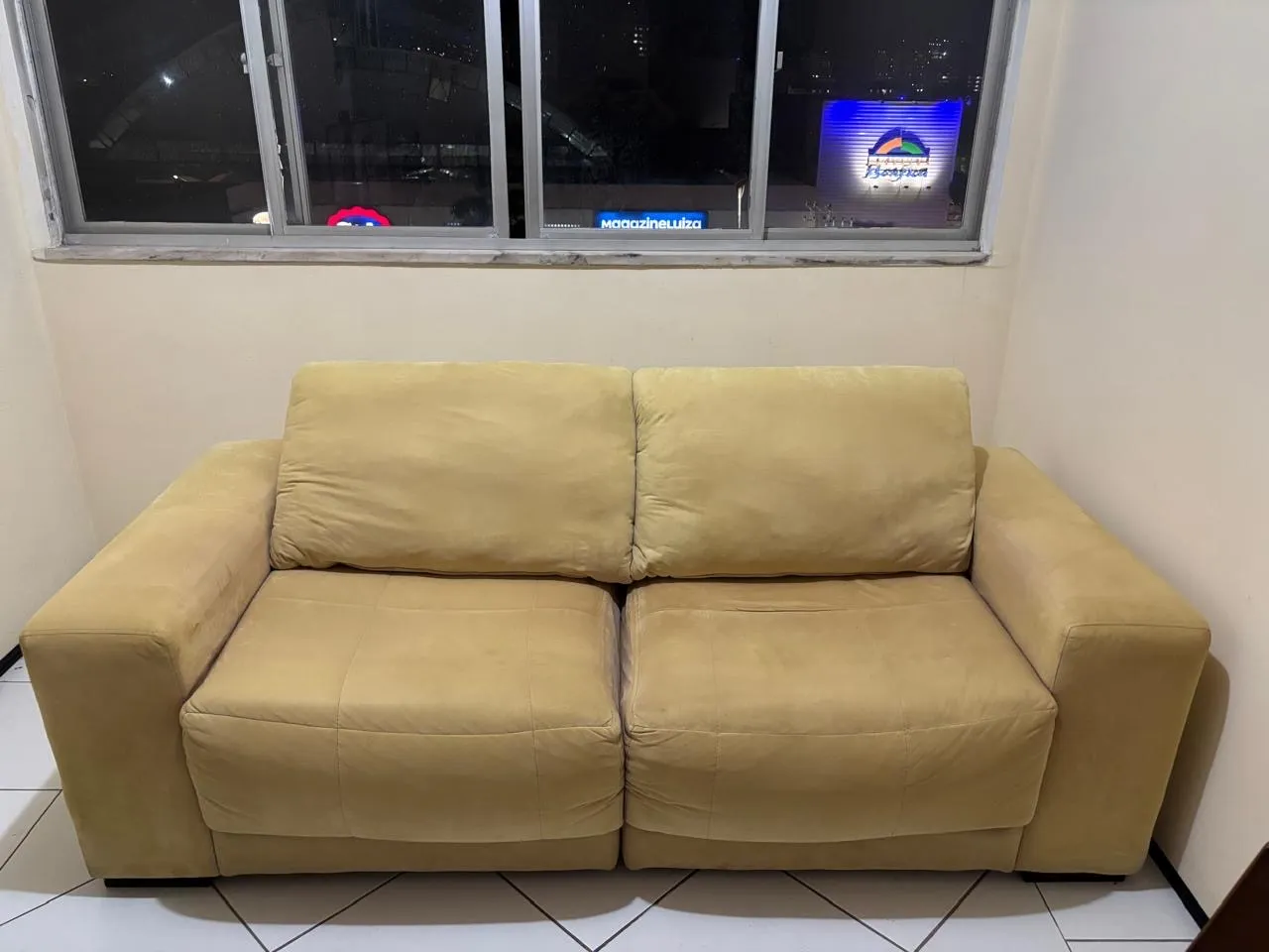 Sofá 2 lugares em tecido bege
