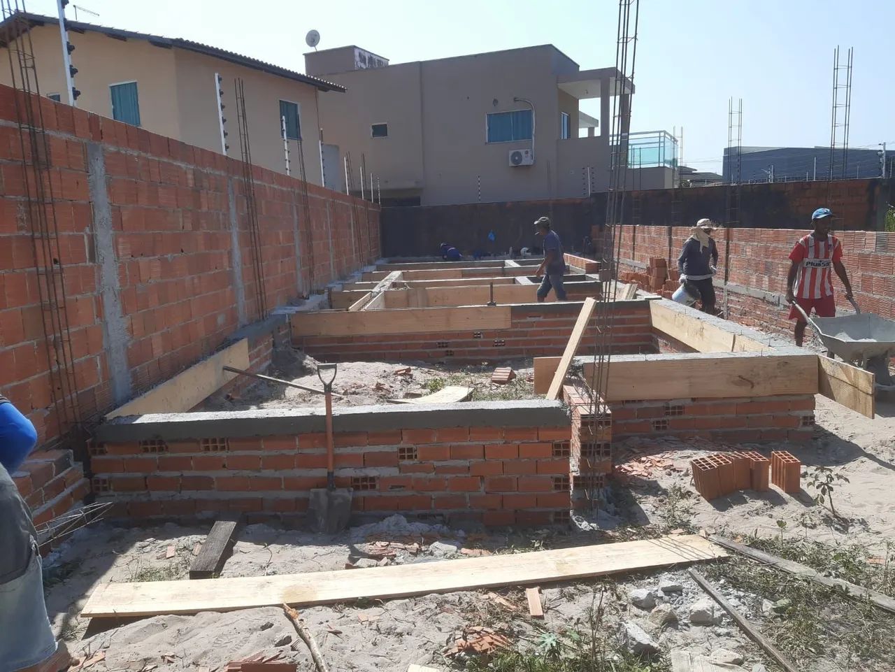 Mestre de obra empreiteiro com equipe  - Foto 2