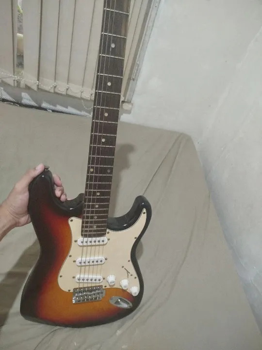 Guitarra Stratocaster Marca Benson Stratotuner, usada mas em boas condições