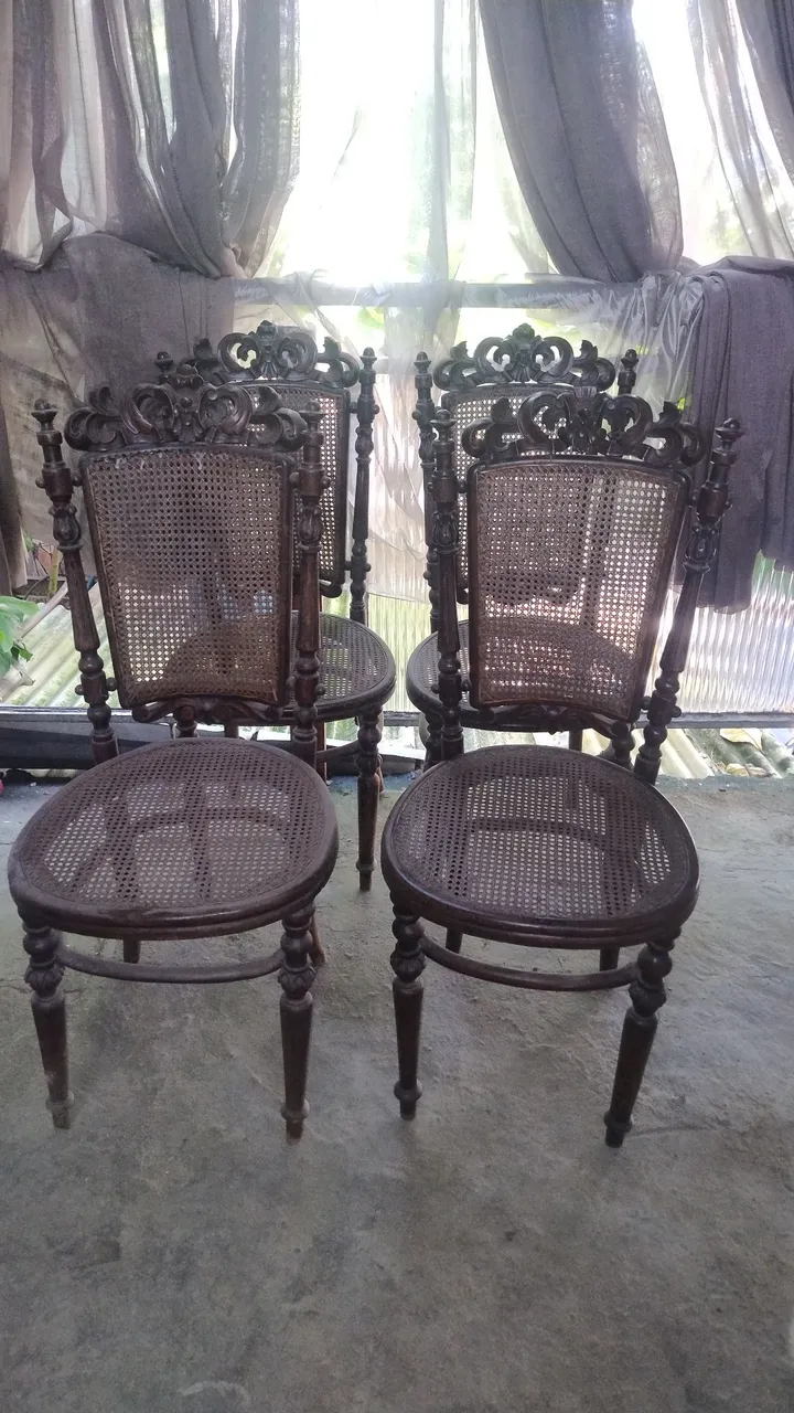 Conjunto de Cadeiras Vintages com Detalhes Ornamentados