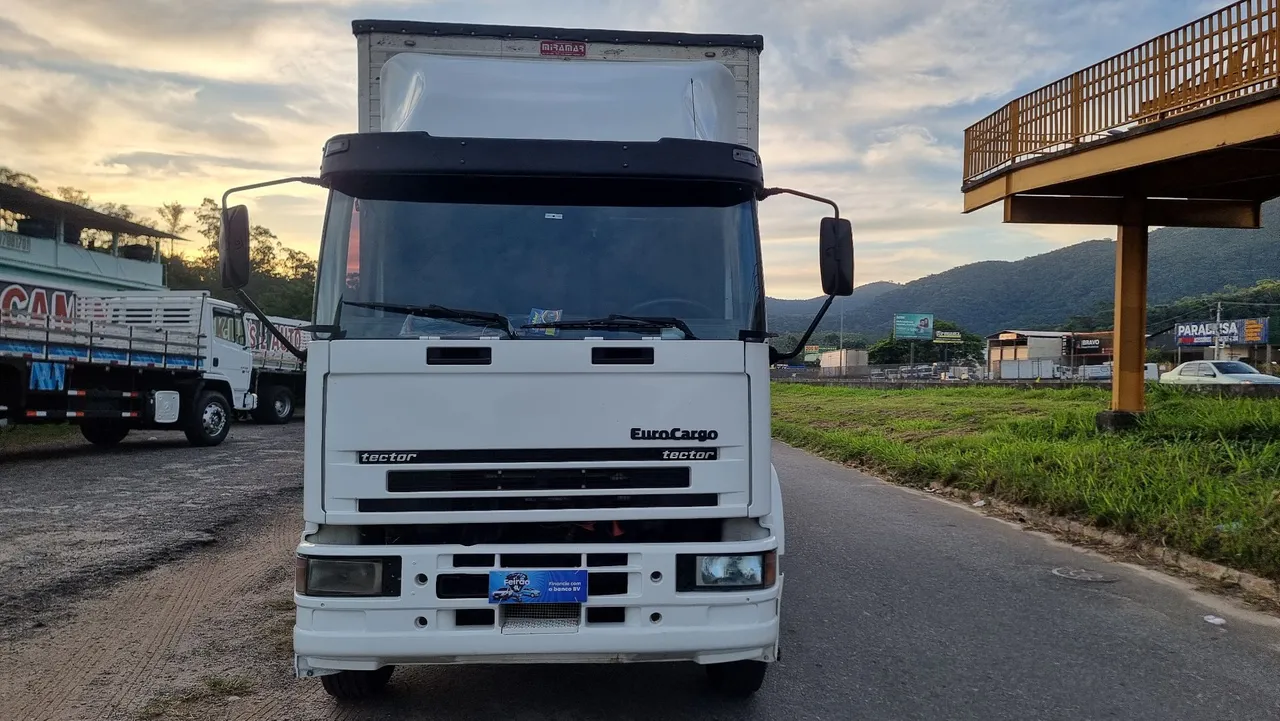 Iveco ectector modelo 230 E 24 N ano 2008 no baú de 9.50 com chapa no fundo 