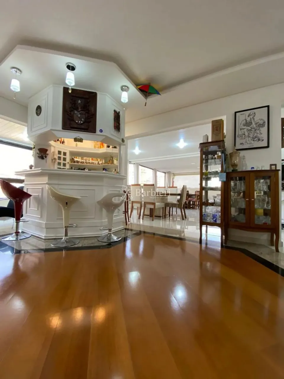 Apartamento com 5 quartos, sendo 3 suítes, 2 demi suítes e 455,00m² no bairro Jardim Blume
