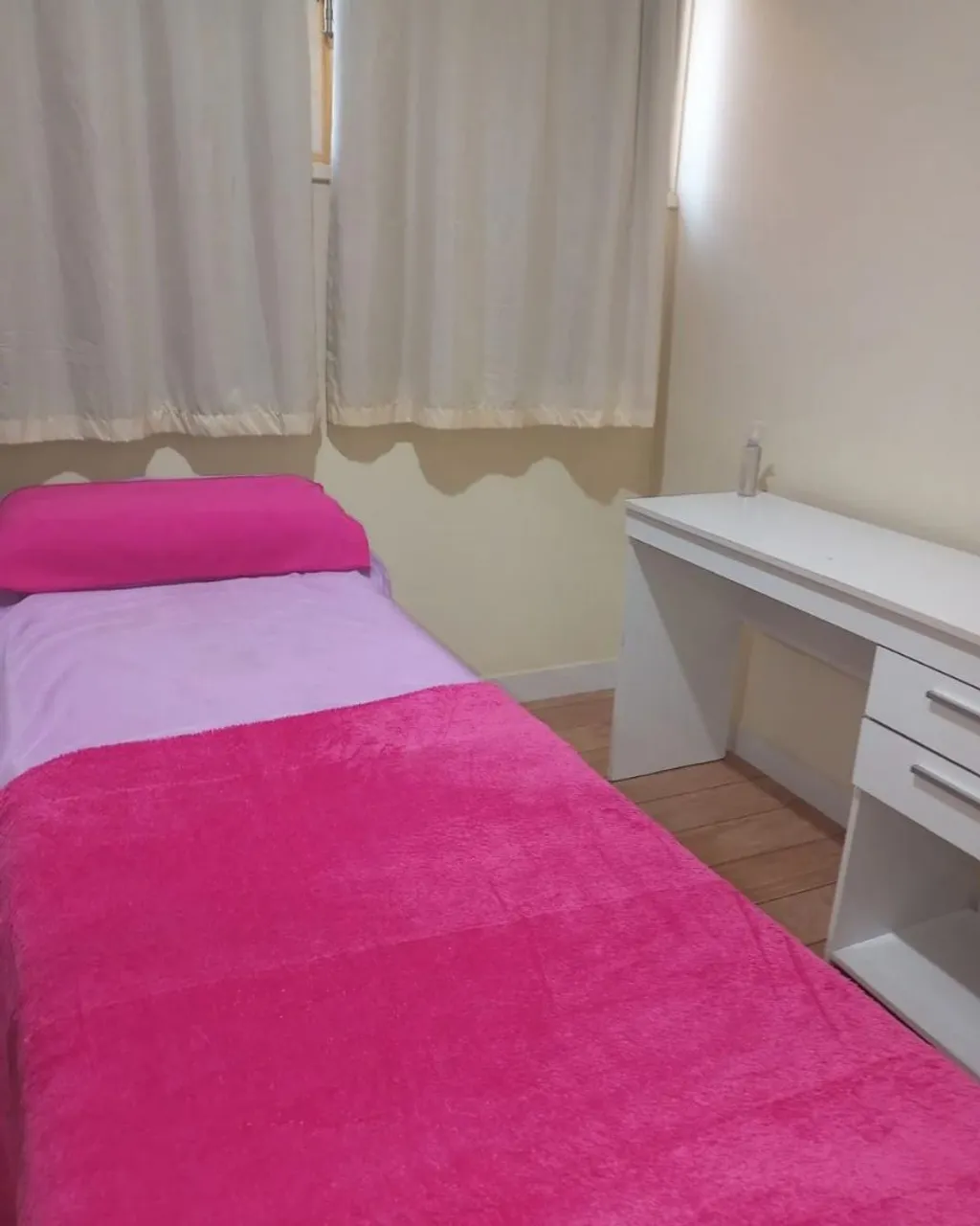 Aluga- sala para terapeutas ou área da beleza.