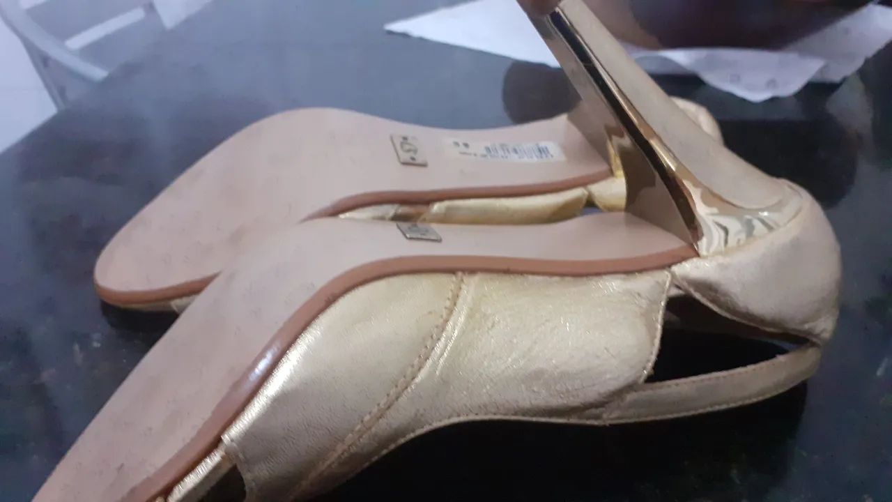 Sandálias Carmen Steffens Douradas - Foto 2