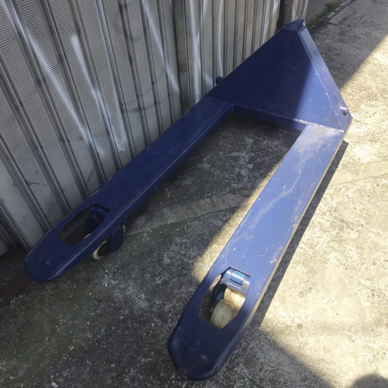 Carrinho paleteira hidráulico 2 t - Foto 5