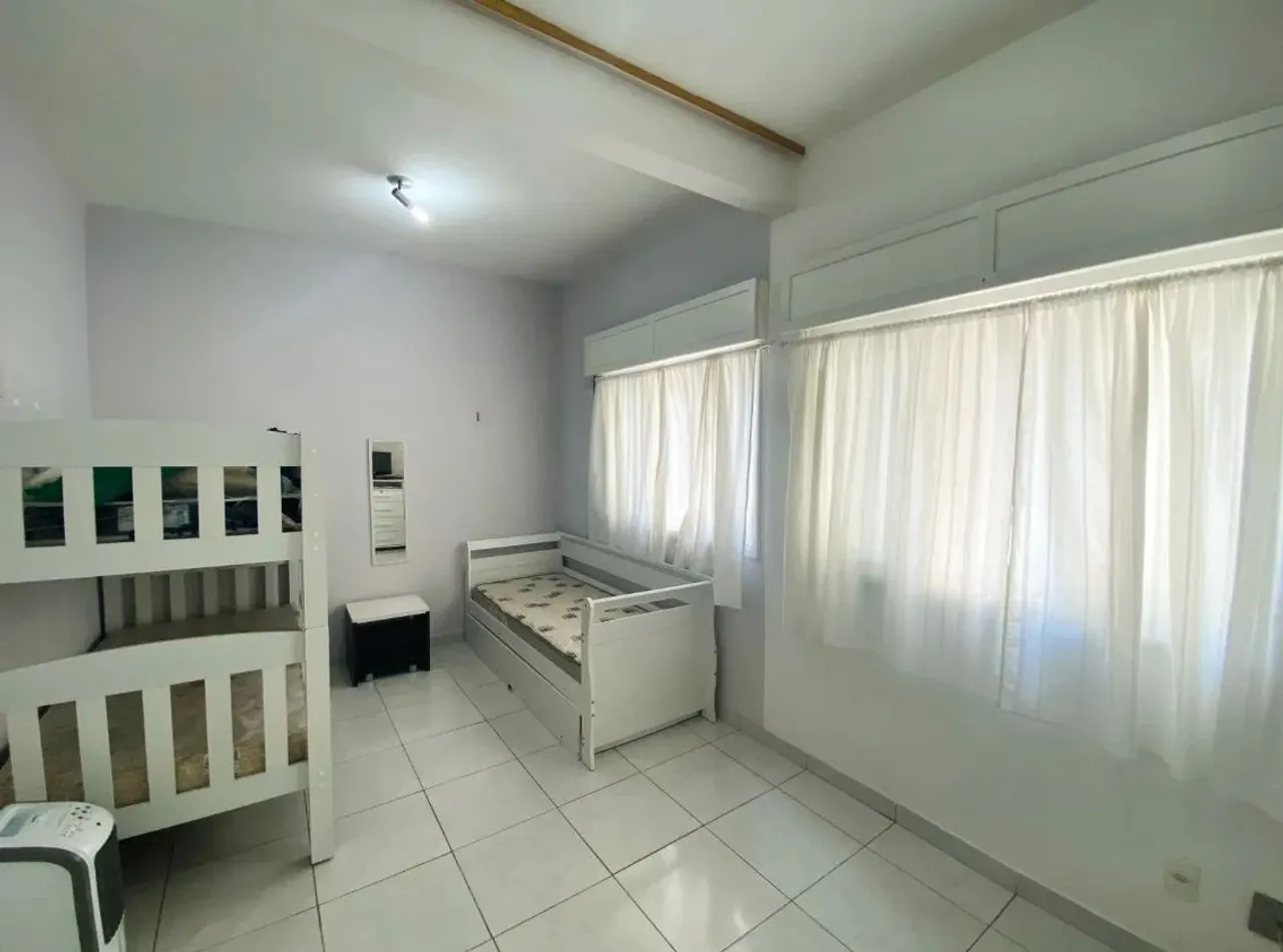 Sala Living grande na orla da praia do Embaré para venda por R$285.000 em Santos.