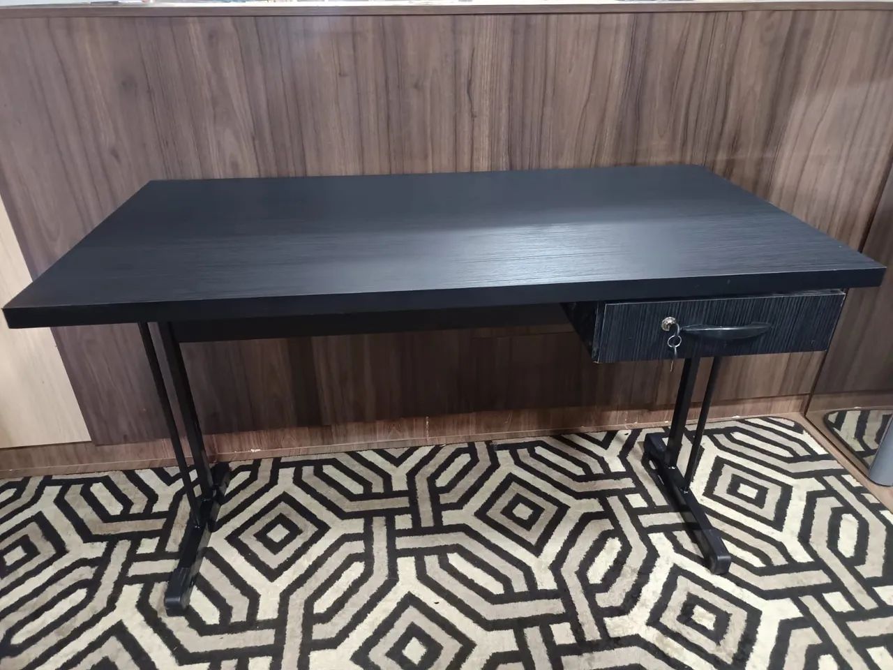 Mesa Preta reta com 1 gaveta 120x60 cor preta  - Foto 4