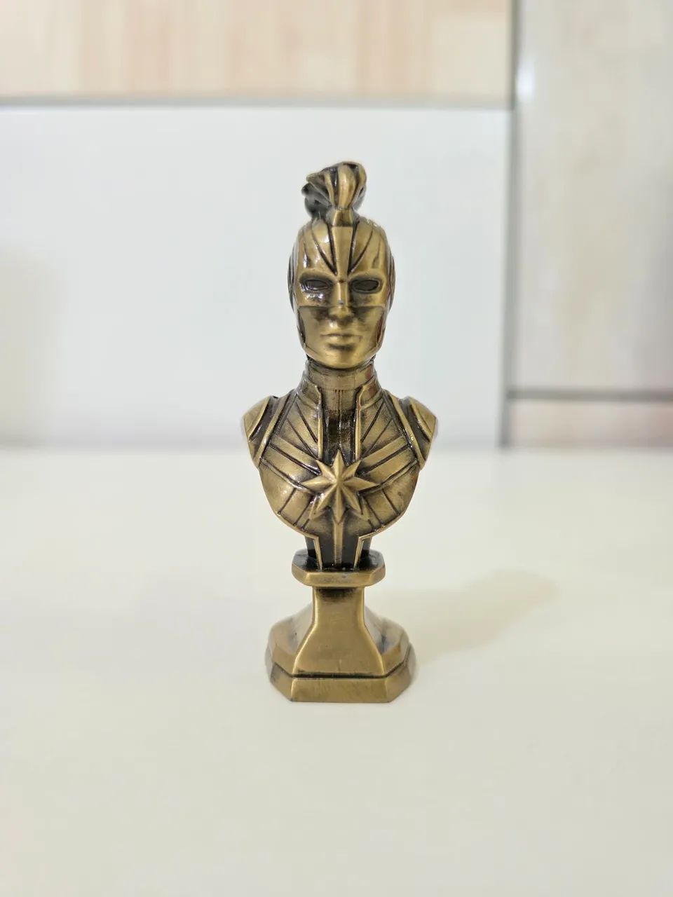 Busto Capitã Marvel (Captain Marvel) - Omelete Box / Peça de Metal - Foto 2