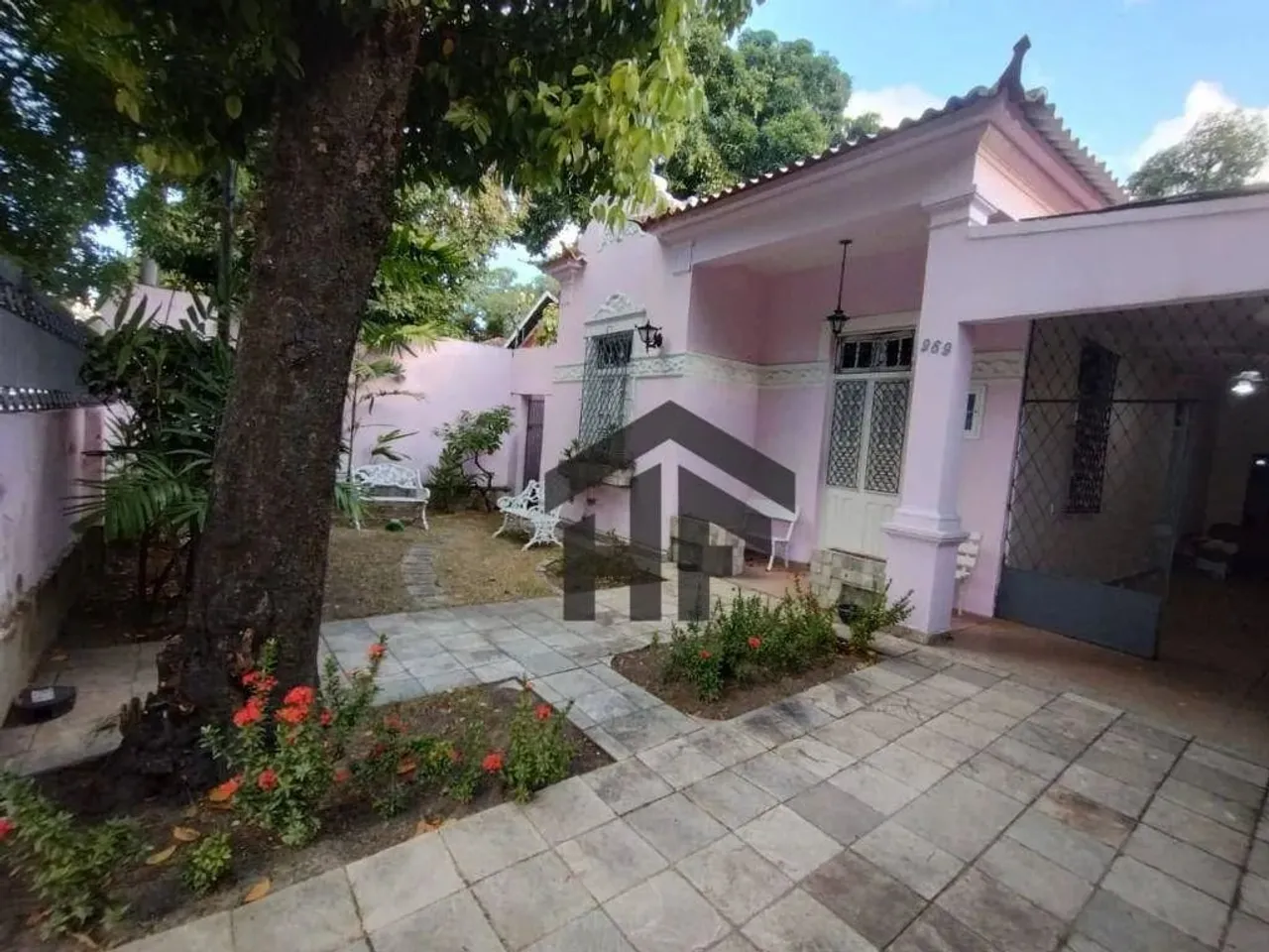 Casa Comercial de 160m² para alugar, com 04 quartos e 3 salas, localizada em Casa Forte, R