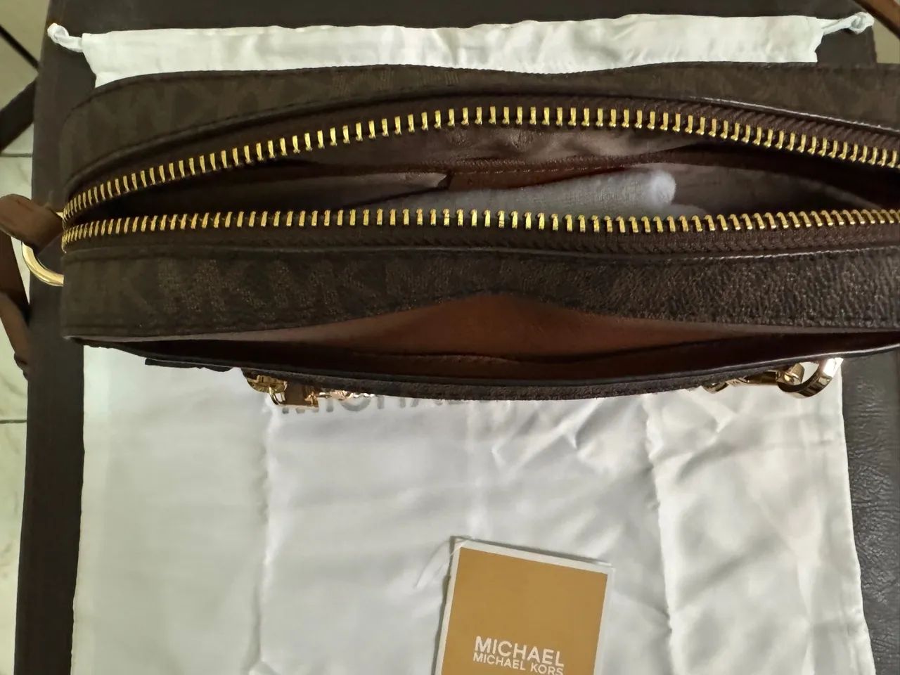 Bolsa Michael Kors Bolsa Transversal Jet Set Logo Média - Foto 4