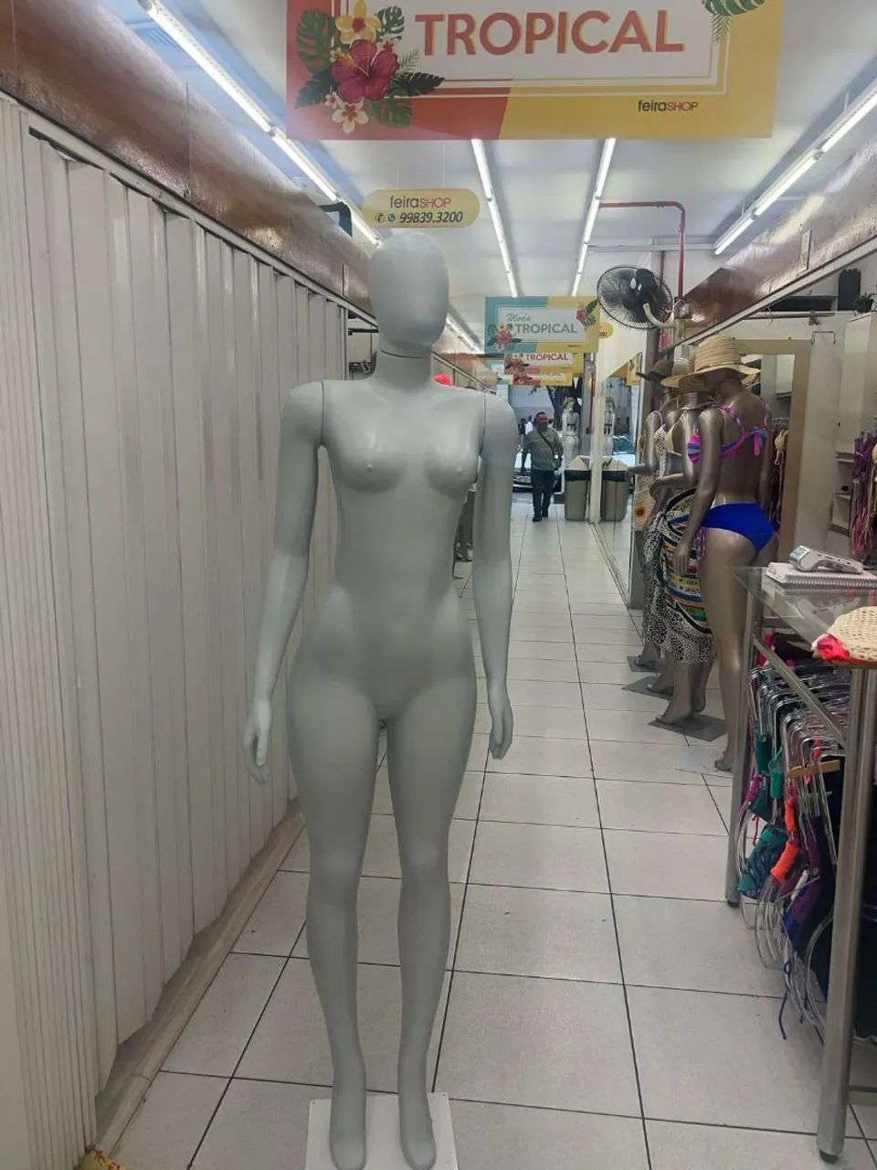 Manequim feminino de loja