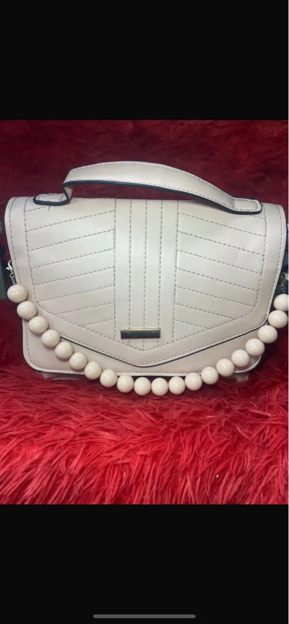 Bolsa feminina elegante com alça de pérolas