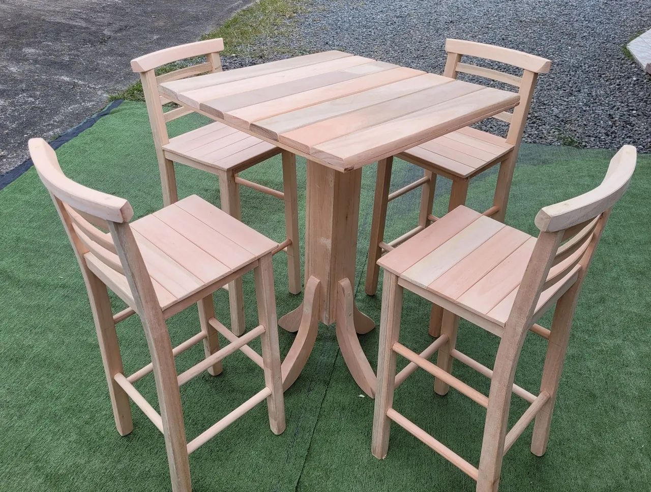 Conjunto Mesa Quadrada com 4 Banquetas de Madeira